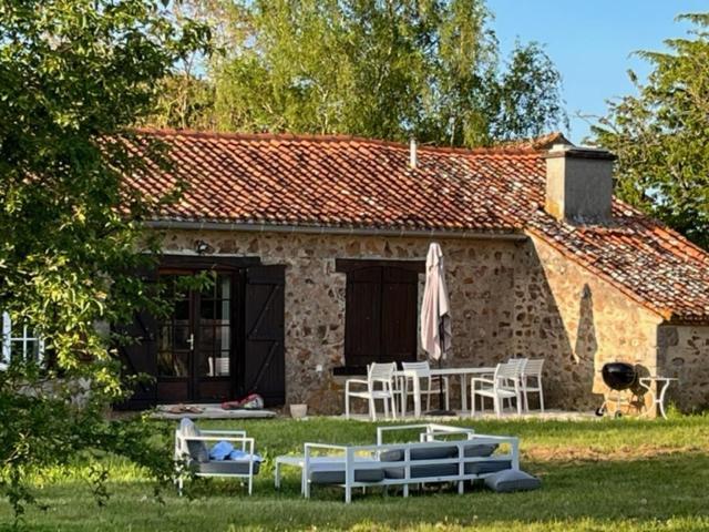 Вилла Gite Val Des Pres Millac  Экстерьер фото